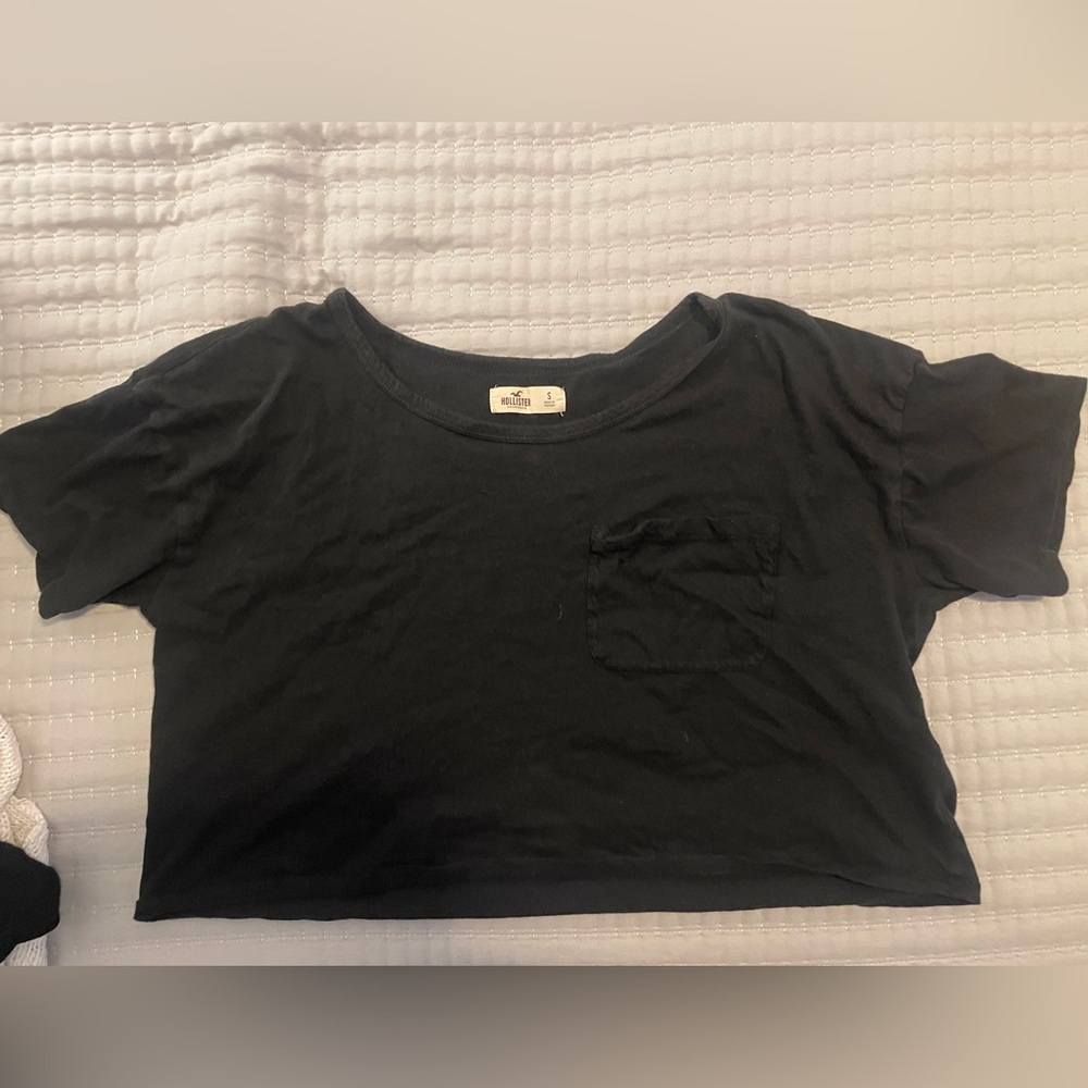Black cropped Hollister t-shirt with pocket. Size small